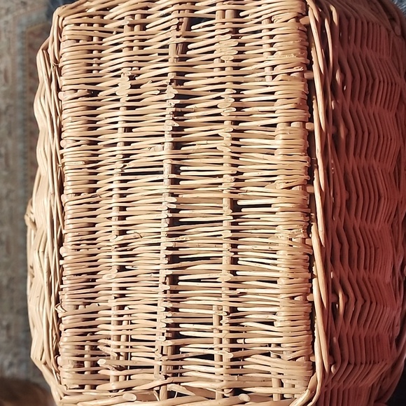 VINTAGE LARGE WICKER BASKET WITH HANDLE. - Picture 5 of 6